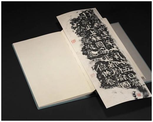 《六舟手拓金文砖瓦小品册》，原大原色精印本，共计89品，西泠印社2023年3月一版一印。定价320，售价256元。 商品图5