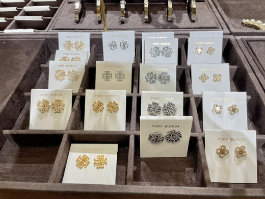 设计完全不输小香！轻奢界头部！Tory burch TB新款满钻耳钉 有可爱的四叶草🍀和镂空logo款 商品图0