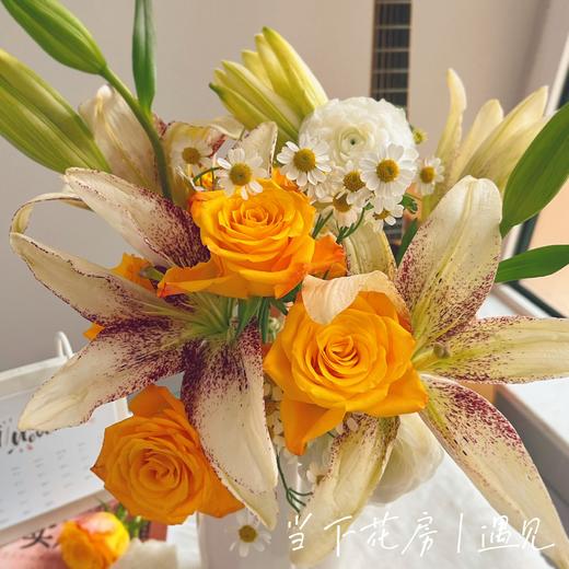 【Mojito】辉煌玫瑰3 赞美诗亚百合7-8朵 白色洋牡丹2 洋甘菊1（遇见设计） 商品图1