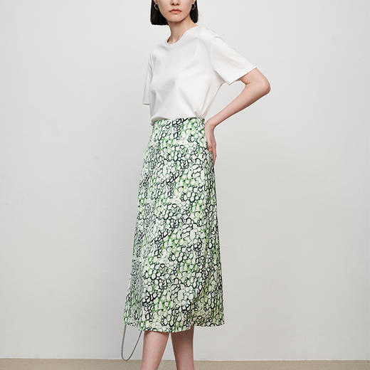 IN AND ON夏季新款女晕染印花丝质高腰通勤时尚A字黑色半身裙21798 商品图1