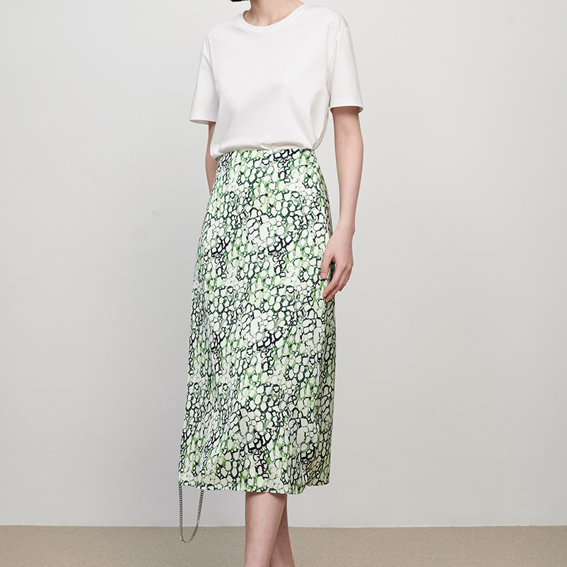 IN AND ON夏季新款女晕染印花丝质高腰通勤时尚A字黑色半身裙21798