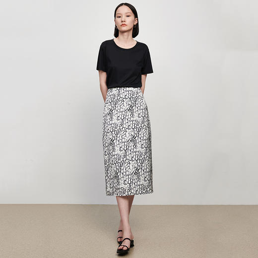IN AND ON夏季新款女晕染印花丝质高腰通勤时尚A字黑色半身裙21798 商品图4