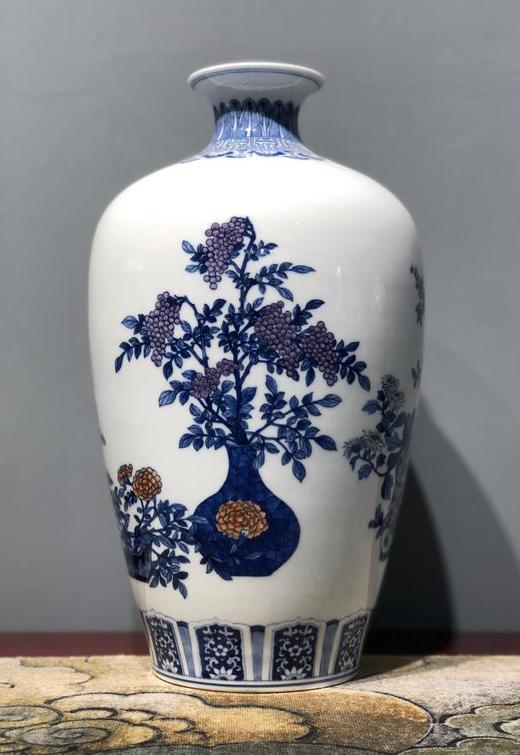 青花斗彩博古图梅瓶 商品图0