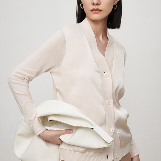 IN AND ON 春季新款V领针织衫上衣女丝质气质百搭简约通勤外套 商品图0