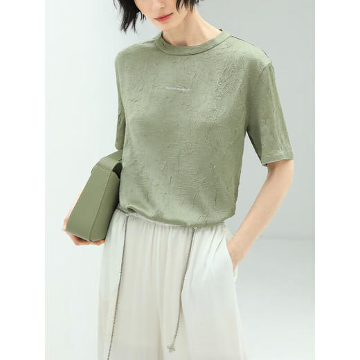 COCOBELLA肌理褶皱字母圆领上衣女夏光泽感缎面短袖T恤TS632 商品图1