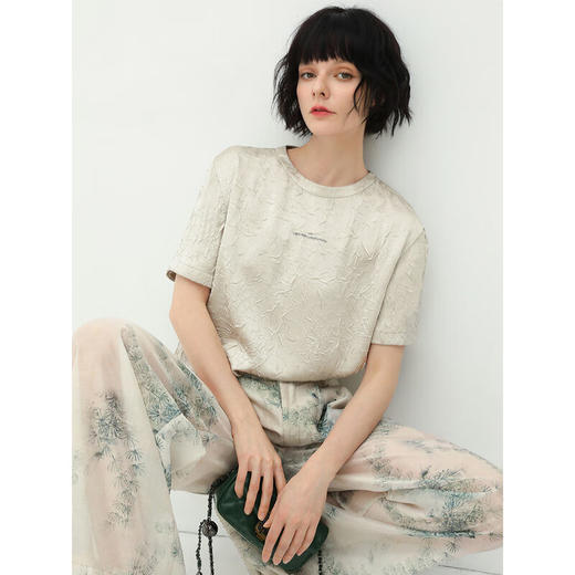 COCOBELLA肌理褶皱字母圆领上衣女夏光泽感缎面短袖T恤TS632 商品图2