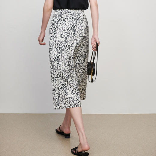 IN AND ON夏季新款女晕染印花丝质高腰通勤时尚A字黑色半身裙21798 商品图3