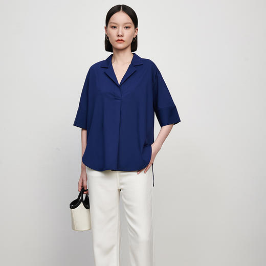 IN AND ON 夏季新款简约透气衬衫女百搭显瘦通勤V领上衣 商品图1