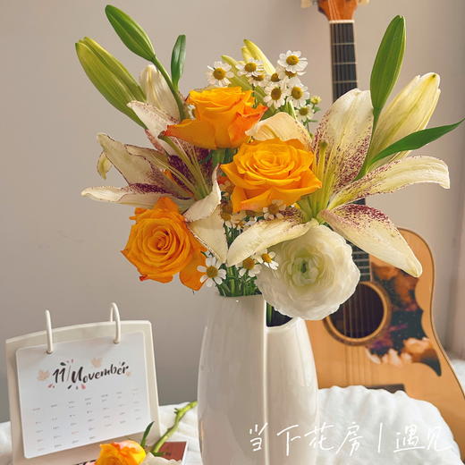 【Mojito】辉煌玫瑰3 赞美诗亚百合7-8朵 白色洋牡丹2 洋甘菊1（遇见设计） 商品图0