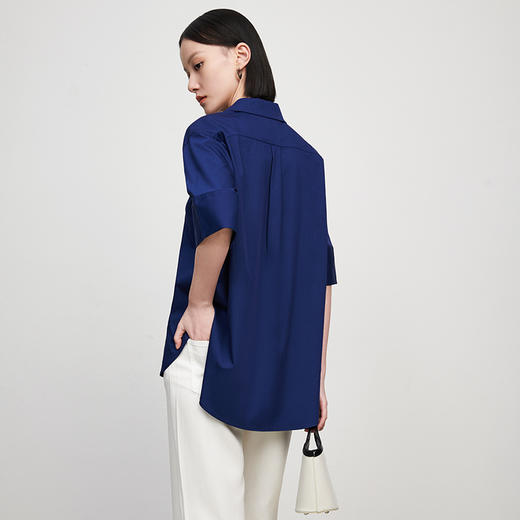 IN AND ON 夏季新款简约透气衬衫女百搭显瘦通勤V领上衣 商品图5