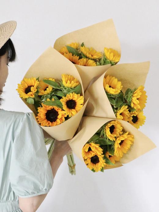 【补货100份】卡布奇诺玫瑰10支+白色雀梅5支+优选香雪兰5支+小花向日葵5支+紫精灵康乃馨5支/份 商品图4