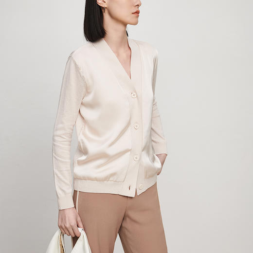 IN AND ON 春季新款V领针织衫上衣女丝质气质百搭简约通勤外套 商品图1