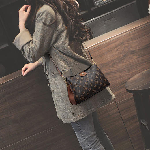 Safiya/索菲娅2023新款印花水桶包大容量单肩包包女式斜挎包女包SF9140052Y 商品图0