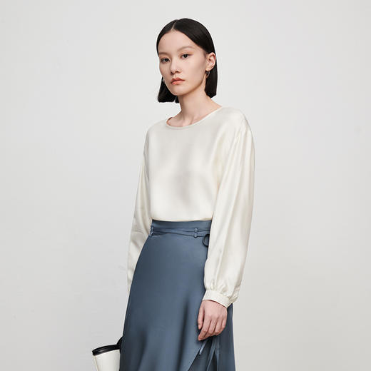 【品牌优选】【合作直发】IN AND ON女士春季新款桑蚕丝宫廷袖圆领纯色舒适百搭宽松上衣 商品图2