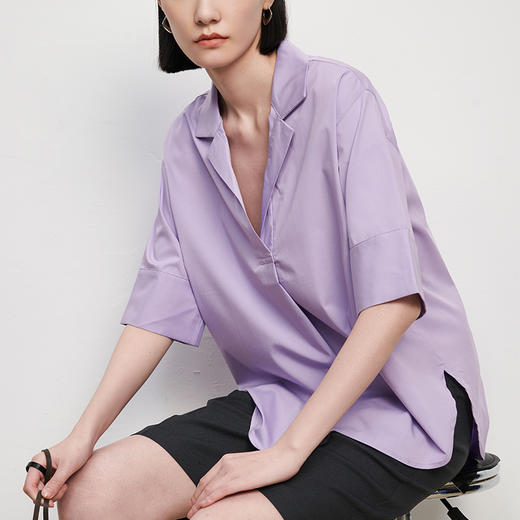 IN AND ON 夏季新款简约透气衬衫女百搭显瘦通勤V领上衣 商品图7