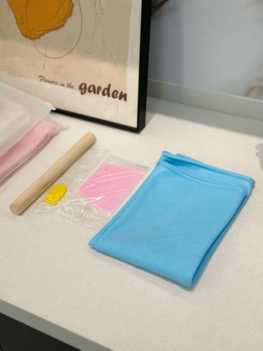 【天越星家用硅胶揉面垫A2858】超级加厚！！无菌揉面垫还送4件套！（擀面杖、刮面刀、硅胶油刷、收纳袋）买一发五~超划算！！ 商品图0