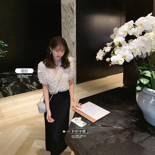 金蘑菇菇【甜蜜心事】V领宽松小短款蕾丝花边可爱轻奢设计感上衣 商品图0