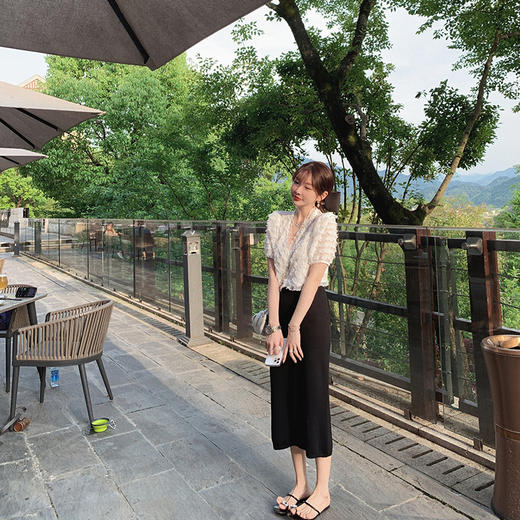 金蘑菇菇【甜蜜心事】V领宽松小短款蕾丝花边可爱轻奢设计感上衣 商品图2