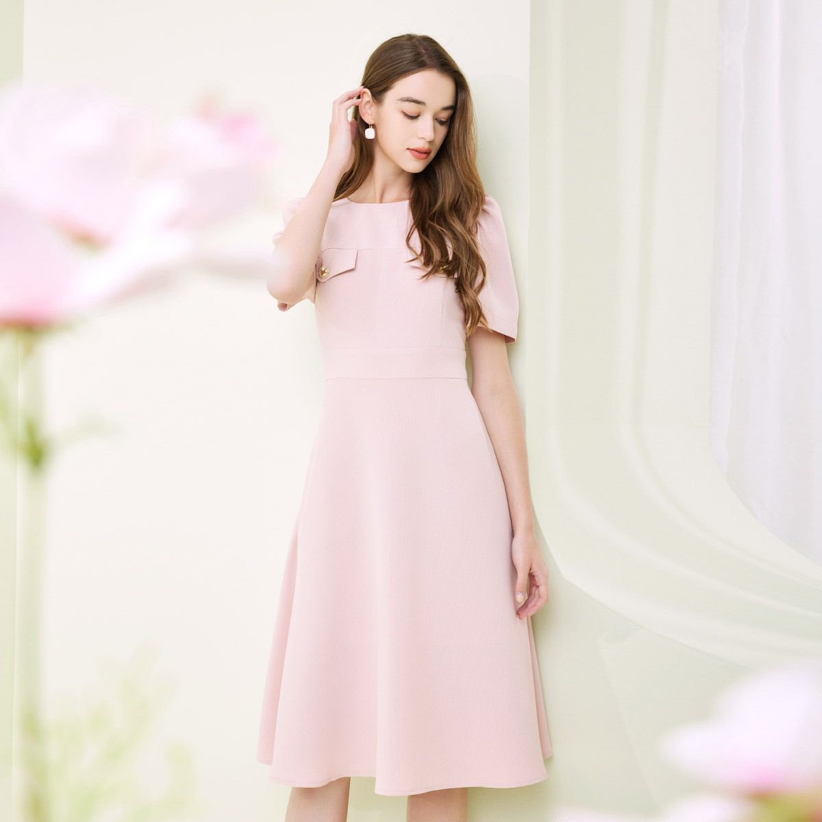 NF840斯尔丽瑟俪2023春夏新品圆领装饰口袋收腰大摆OL风连衣裙