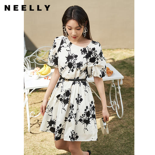 NEELLY纳俪商场同款气质印花连衣裙女不对称领口灯笼袖A字裙中长N23044Y03303 商品图0
