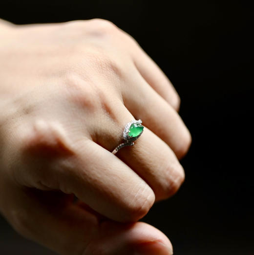 高冰种阳绿翡翠戒指18k白金钻石镶嵌 商品图3