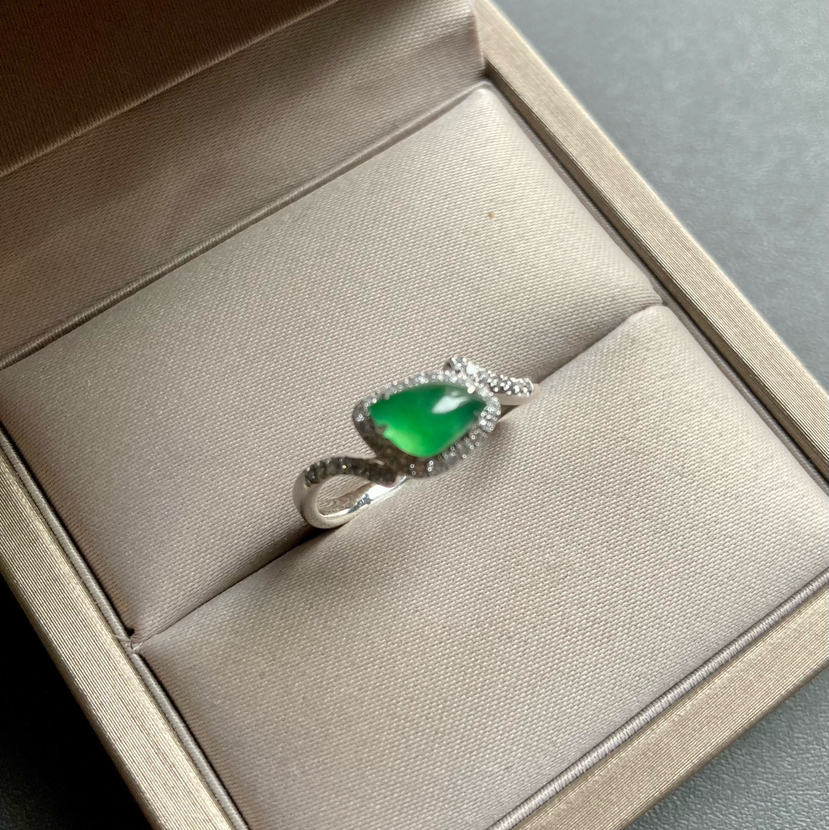 高冰种阳绿翡翠戒指18k白金钻石镶嵌
