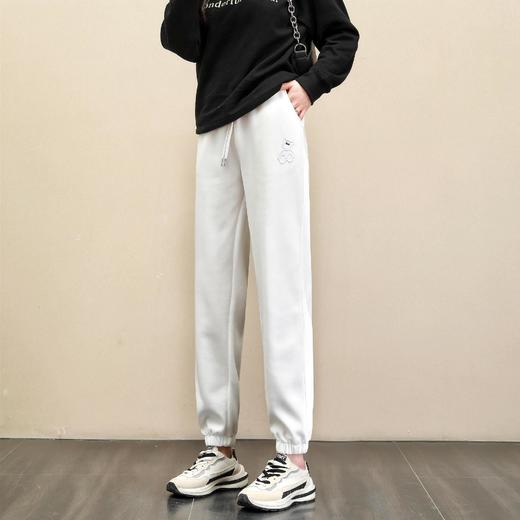 2023春秋季薄款棉都市休闲凹凸重工小熊束脚白色长裤宽松型运动卫裤5.2版 商品图0