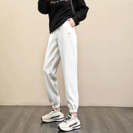 2023春秋季薄款棉都市休闲凹凸重工小熊束脚白色长裤宽松型运动卫裤5.2版 商品图2