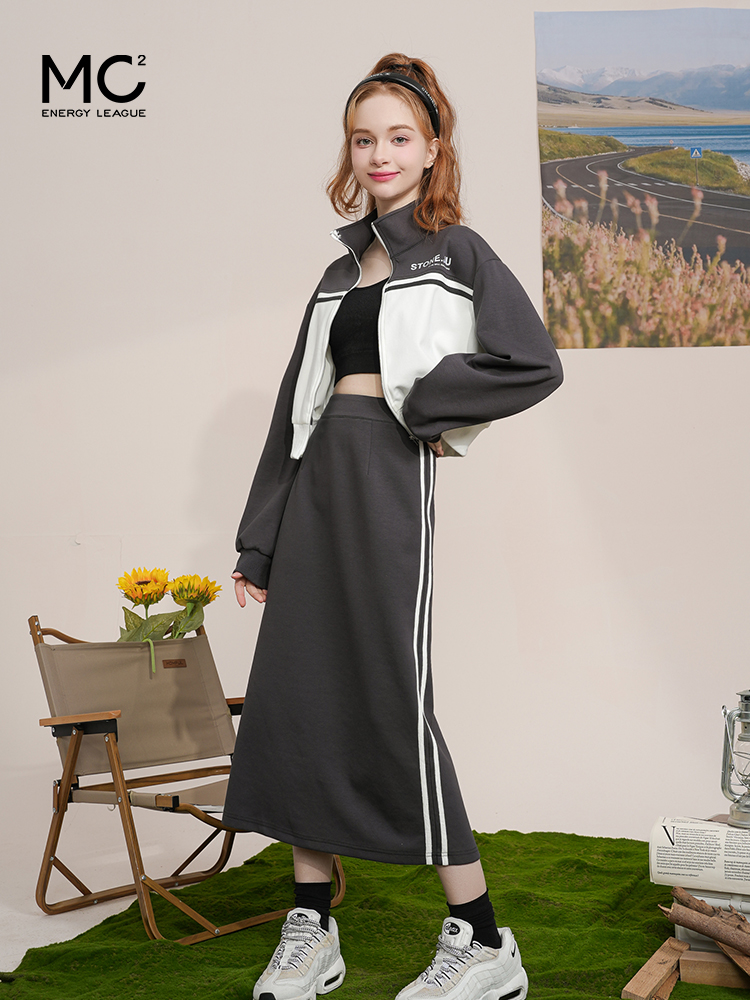 MC2时尚卫衣套装裙女2023新款翻领短款上衣配织带半裙气质两件套