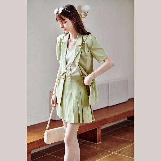欧芮儿绿色时尚套装女2022夏新款西装外套洋气减龄压褶短裙两件套 商品图2