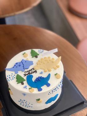 手绘小恐龙奶油水果蛋糕