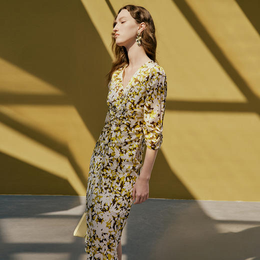 EITIE爱特爱夏季新款修身显瘦优雅V领印花连衣裙7407144 商品图3