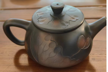 紫陶云中居紫陶线雕石瓢壶