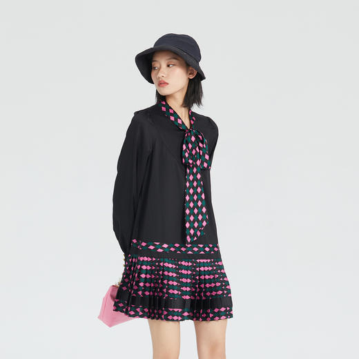 谜底2023春新款减龄甜美短裙学院风压褶宽松百褶连衣裙235ML6040 商品图1