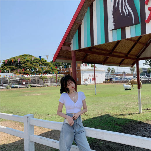 【性感深v❗️新款夏季T恤】修身版型，露脐短款，舒适透气，夏季常备单品，时尚休闲，女夏季新款深V领，外穿低胸韩版修身露脐短款学生上衣潮 商品图3