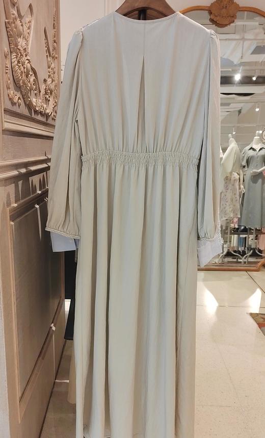 【门店同款】春季V领极简风收腰连衣裙 150305803 商品图1