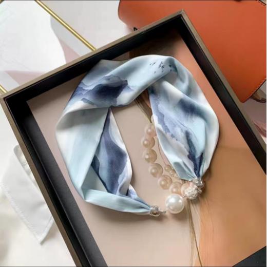 【LYCO RECO】冰丝丝巾 两件起购，缎面仿真丝面料，新款印花图案~~柔软丝滑~~做工细腻，轻薄百搭，磁力吸扣子，可作小围巾领巾，也可以作绑发带春秋作丝巾，搭配衬衫，超奈斯der!~~ 商品图10