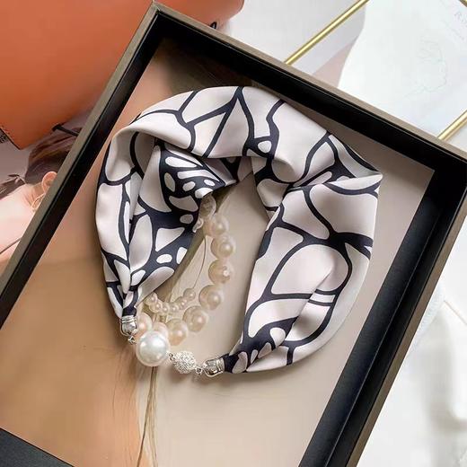 【LYCO RECO】冰丝丝巾 两件起购，缎面仿真丝面料，新款印花图案~~柔软丝滑~~做工细腻，轻薄百搭，磁力吸扣子，可作小围巾领巾，也可以作绑发带春秋作丝巾，搭配衬衫，超奈斯der!~~ 商品图2