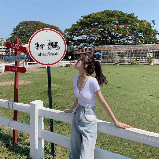 【性感深v❗️新款夏季T恤】修身版型，露脐短款，舒适透气，夏季常备单品，时尚休闲，女夏季新款深V领，外穿低胸韩版修身露脐短款学生上衣潮 商品图2