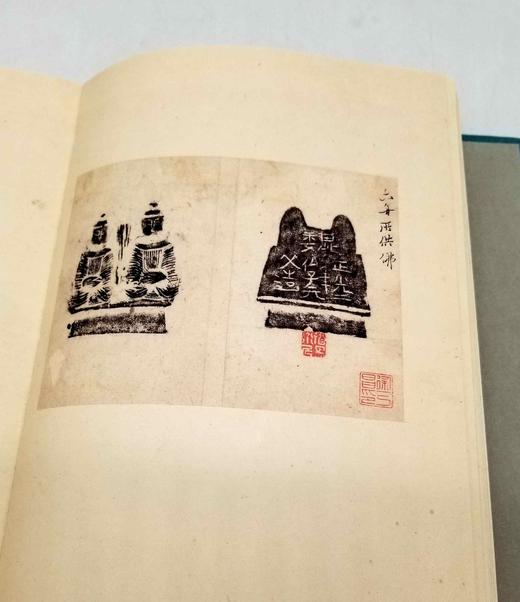 《六舟手拓金文砖瓦小品册》，原大原色精印本，共计89品，西泠印社2023年3月一版一印。定价320，售价256元。 商品图11