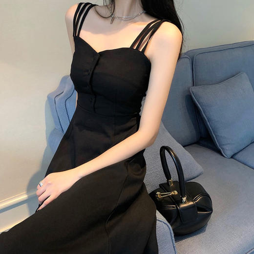 【肩吊带连衣裙 性感显气质】黑色吊带连衣裙女 夏季新款法式小众设计 GAO级感中长款气质裙子 轻松打造小蛮腰~ 商品图1