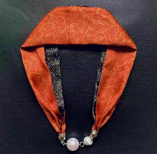 【LYCO RECO】冰丝丝巾 两件起购，缎面仿真丝面料，新款印花图案~~柔软丝滑~~做工细腻，轻薄百搭，磁力吸扣子，可作小围巾领巾，也可以作绑发带春秋作丝巾，搭配衬衫，超奈斯der!~~ 商品图4