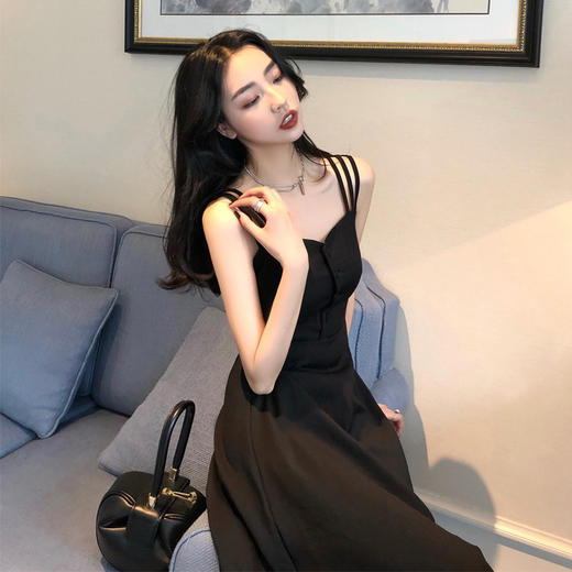 【肩吊带连衣裙 性感显气质】黑色吊带连衣裙女 夏季新款法式小众设计 GAO级感中长款气质裙子 轻松打造小蛮腰~ 商品图0