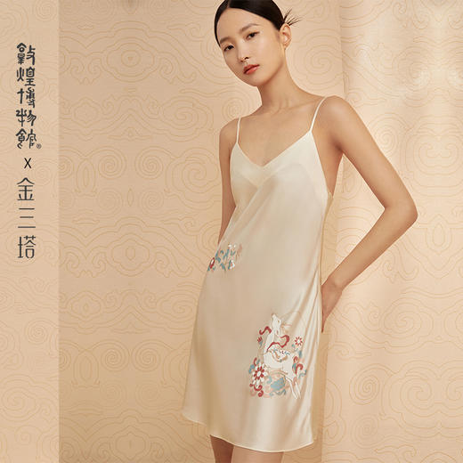 金三塔敦煌联名女士真丝九色鹿定位花白色吊带裙家居服新品 YSFCA318 商品图0