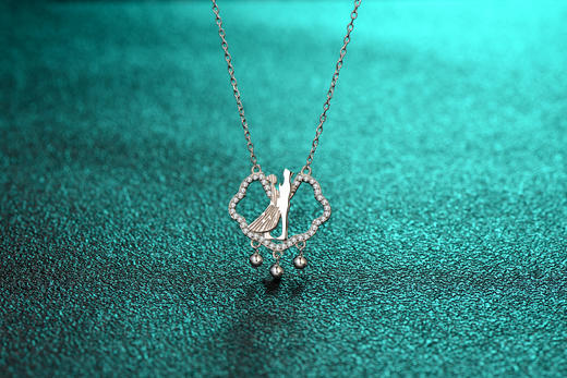 新款《相依》莫桑钻光辉与金银色交汇  感受双手相扣的浪漫  设计简约而不简单  体会其中双重韵味 商品图1