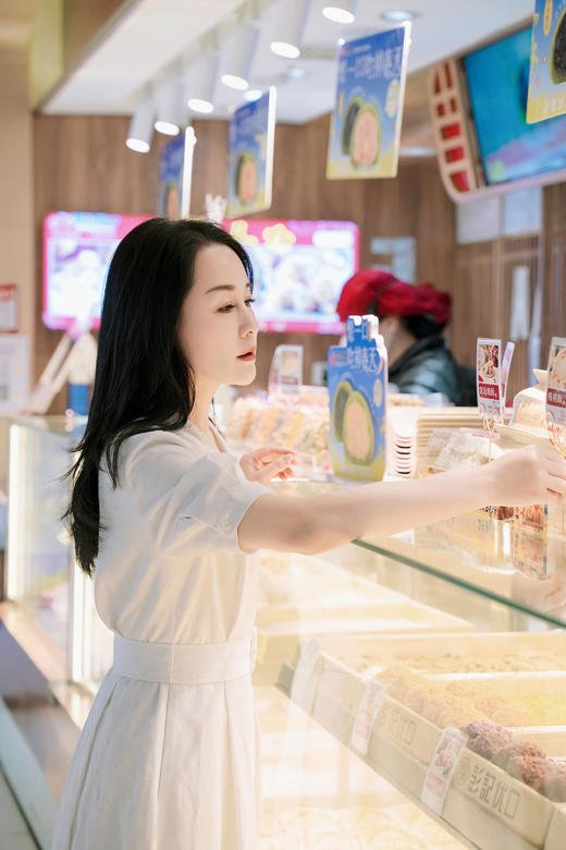 Laurel劳芮23春夏气质深v叠片收腰连衣裙LWL342Y08900 商品图2