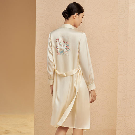 金三塔敦煌联名女士真丝九色鹿定位花白色重磅桑蚕丝单袍家居服  YSFCA107 商品图1