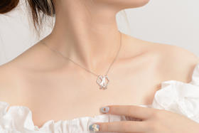 新款《相依》莫桑钻光辉与金银色交汇  感受双手相扣的浪漫  设计简约而不简单  体会其中双重韵味