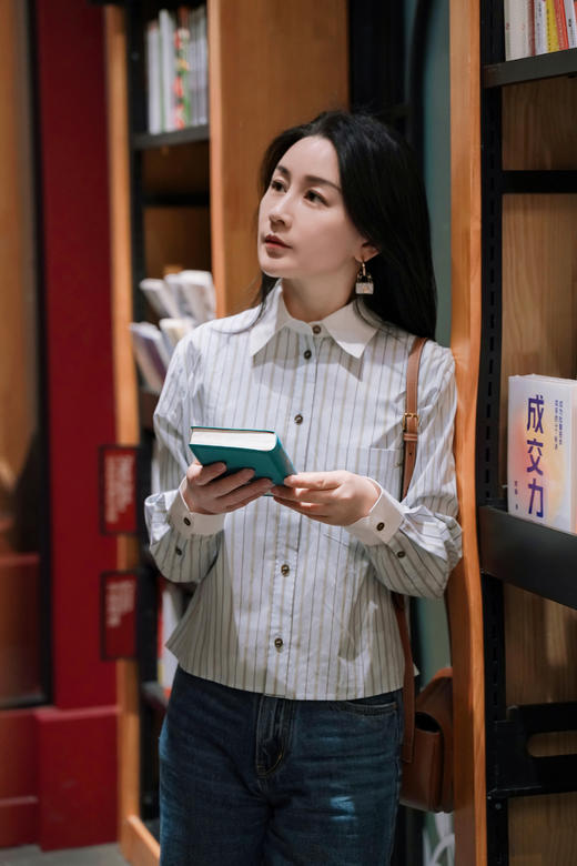 Laurel劳芮23春夏截短提花条纹衬衫LWL341C04400 商品图5