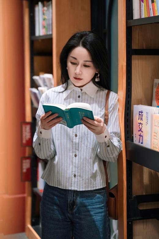 Laurel劳芮23春夏截短提花条纹衬衫LWL341C04400 商品图3